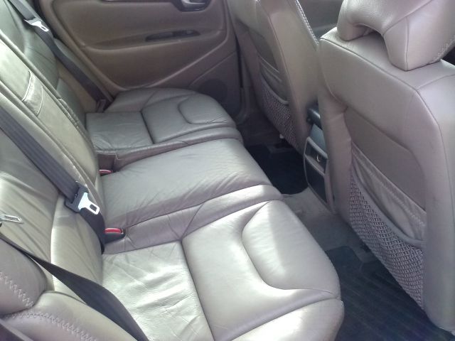 2001 Volvo V70 XC EX - DUAL Power Doors