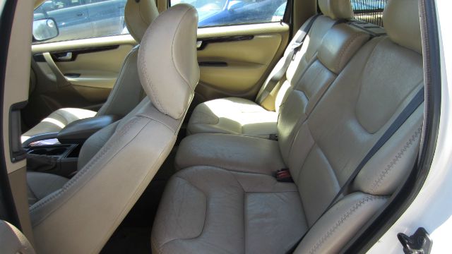 2001 Volvo V70 XC EX - DUAL Power Doors