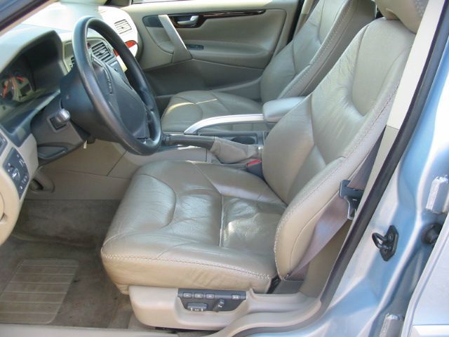 2002 Volvo V70 XC EX - DUAL Power Doors