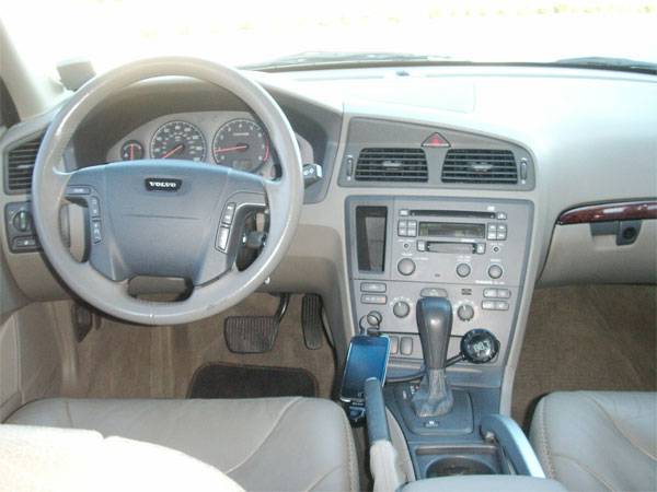 2002 Volvo V70 XC Base