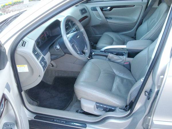 2002 Volvo V70 XC Base