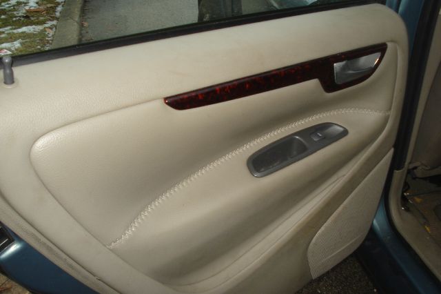 2002 Volvo V70 XC EX - DUAL Power Doors