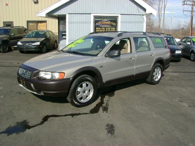 2002 Volvo V70 XC Base