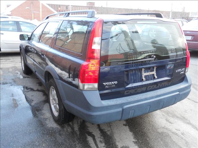 2002 Volvo V70 XC Base