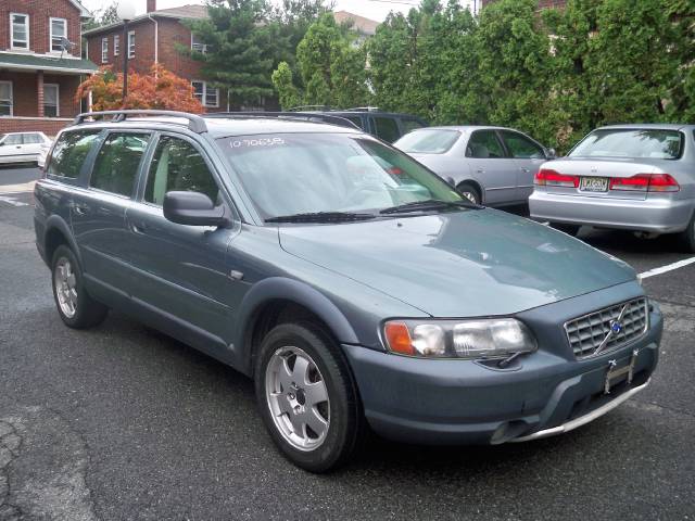 2002 Volvo V70 XC Base
