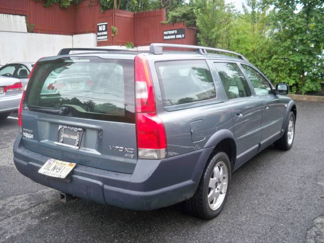 2002 Volvo V70 XC Base
