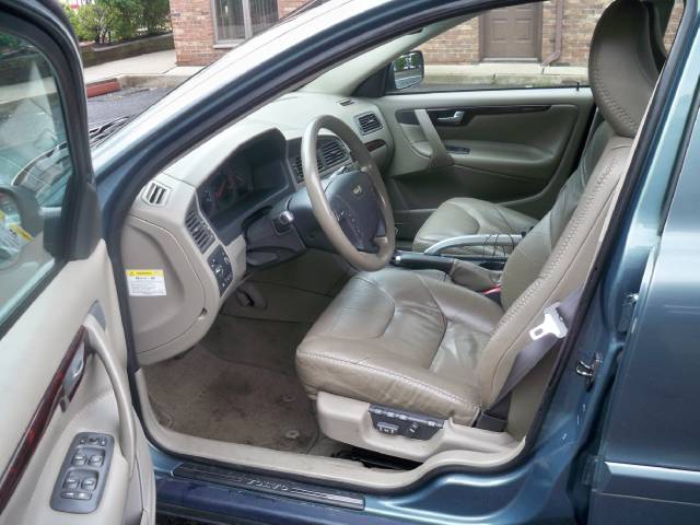 2002 Volvo V70 XC Base