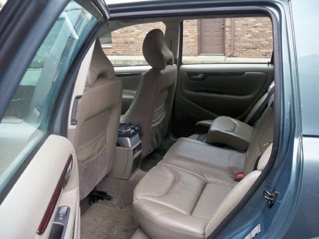 2002 Volvo V70 XC Base