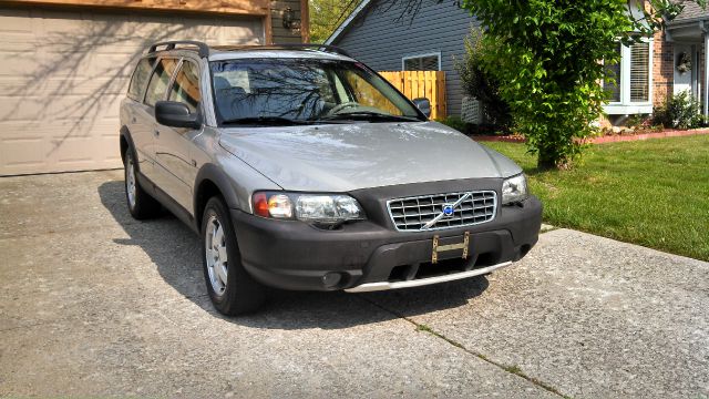 2002 Volvo V70 XC EX - DUAL Power Doors