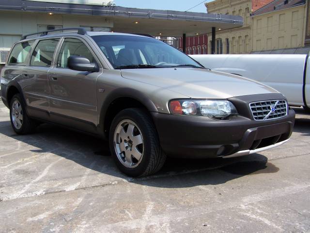 2002 Volvo V70 XC Base