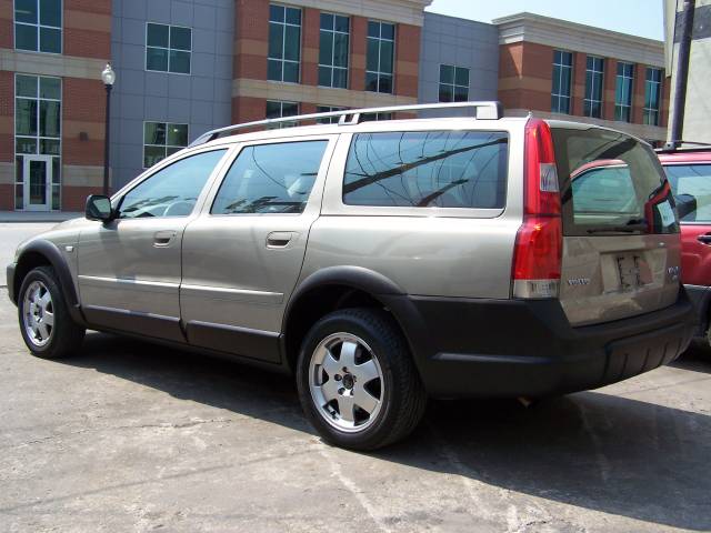 2002 Volvo V70 XC Base