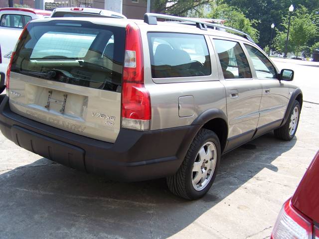 2002 Volvo V70 XC Base