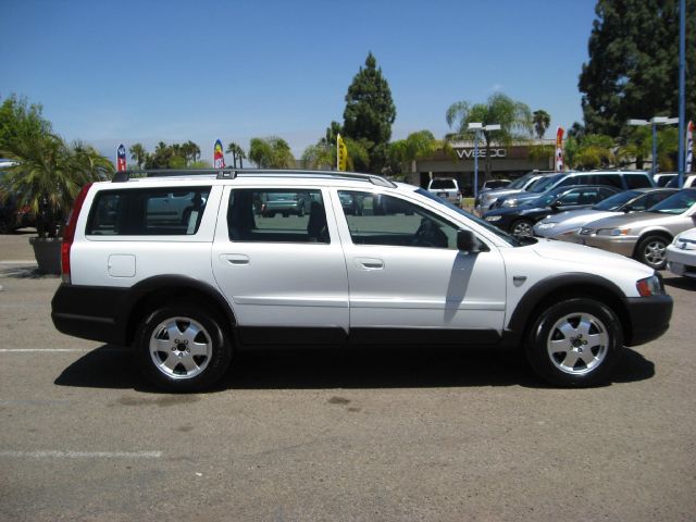 2004 Volvo XC70 LS Flex Fuel 4x4 This Is One Of Our Best Bargains