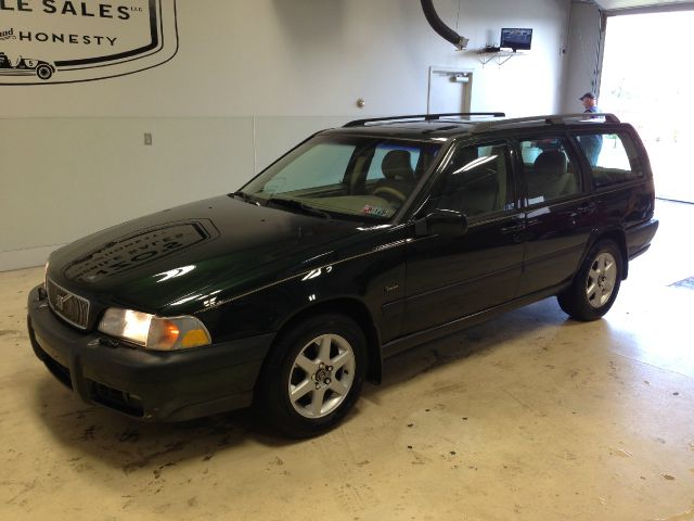 2004 Volvo XC70 LE 4D Passenger Van