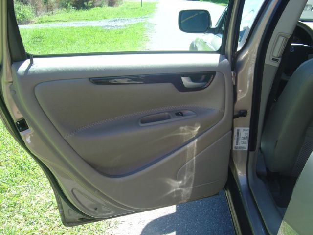 2005 Volvo XC70 4dr Sedan Automatic