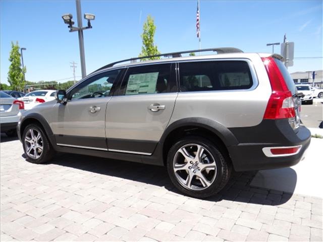 2013 Volvo XC70 4dr Sdn Touring Signature RWD