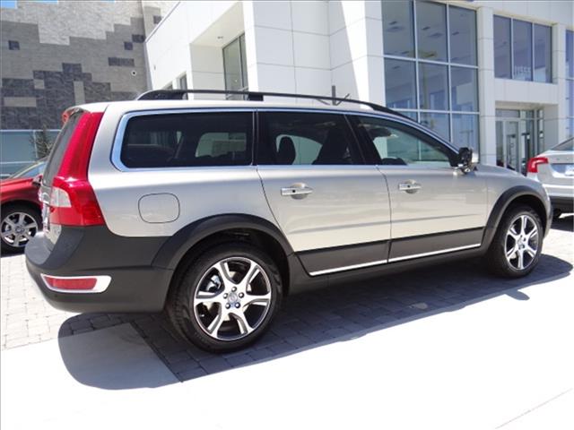 2013 Volvo XC70 4dr Sdn Touring Signature RWD