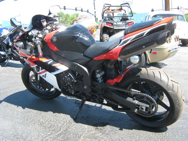 2008 YAMAHA YZF-R1 SLE Ext. Cab 4dr 4x4