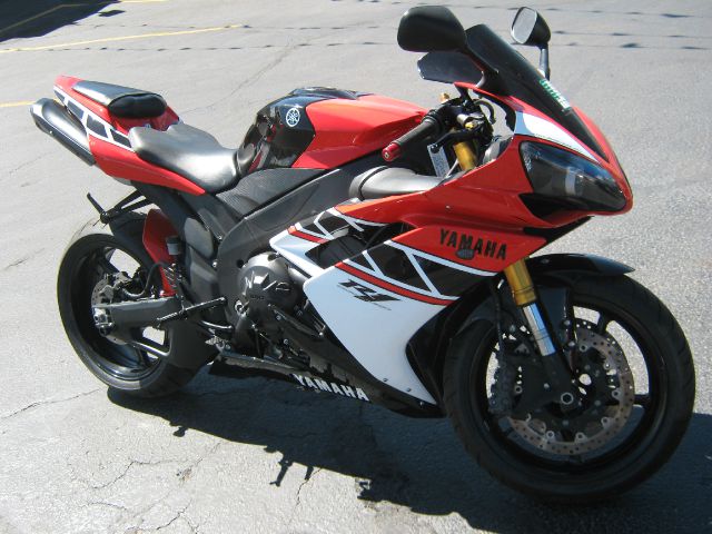 2008 YAMAHA YZF-R1 SLE Ext. Cab 4dr 4x4